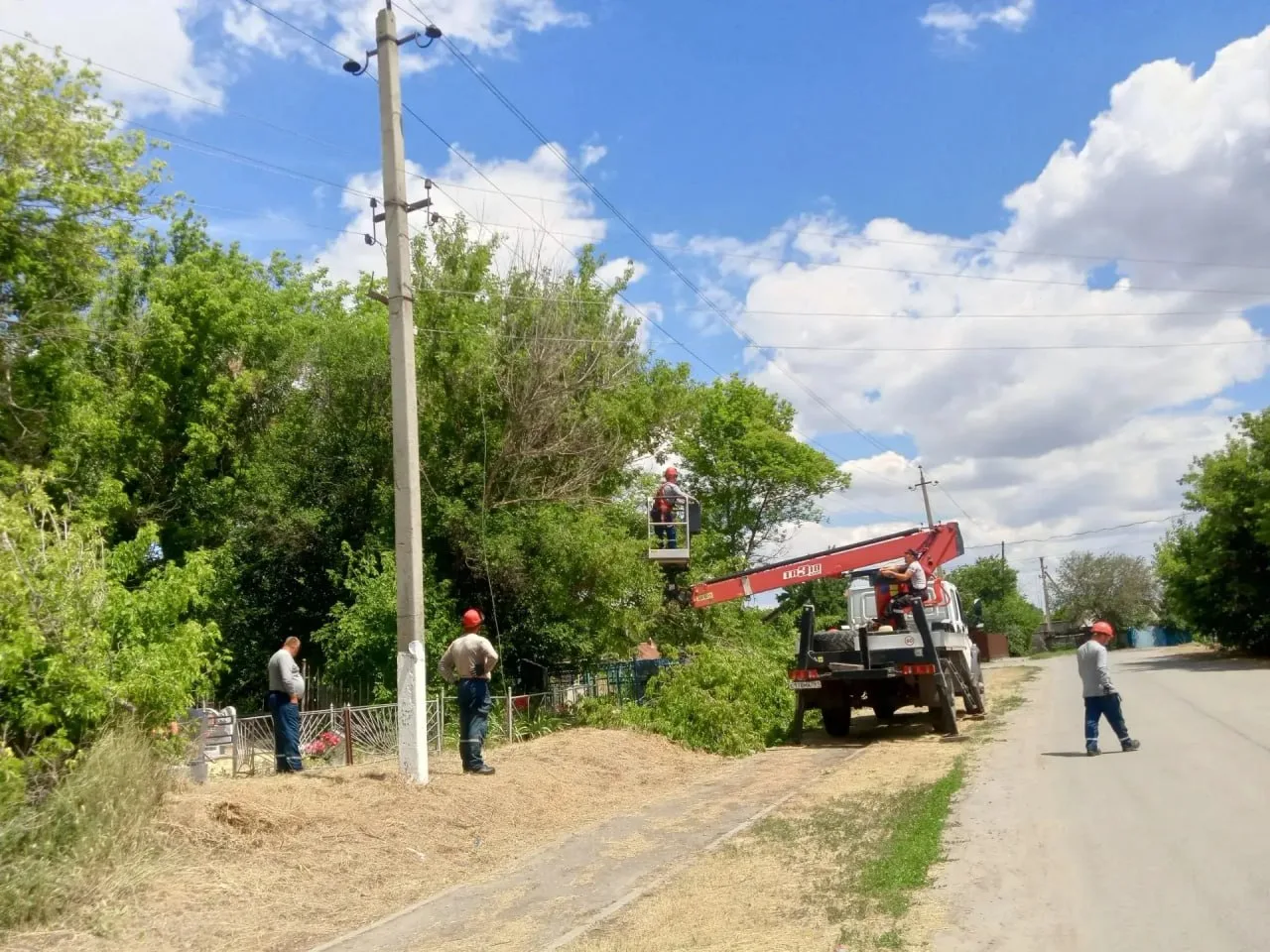 В Астаховском сельском поселении продолжаются работы по благоустройству, сообщает местная администра
