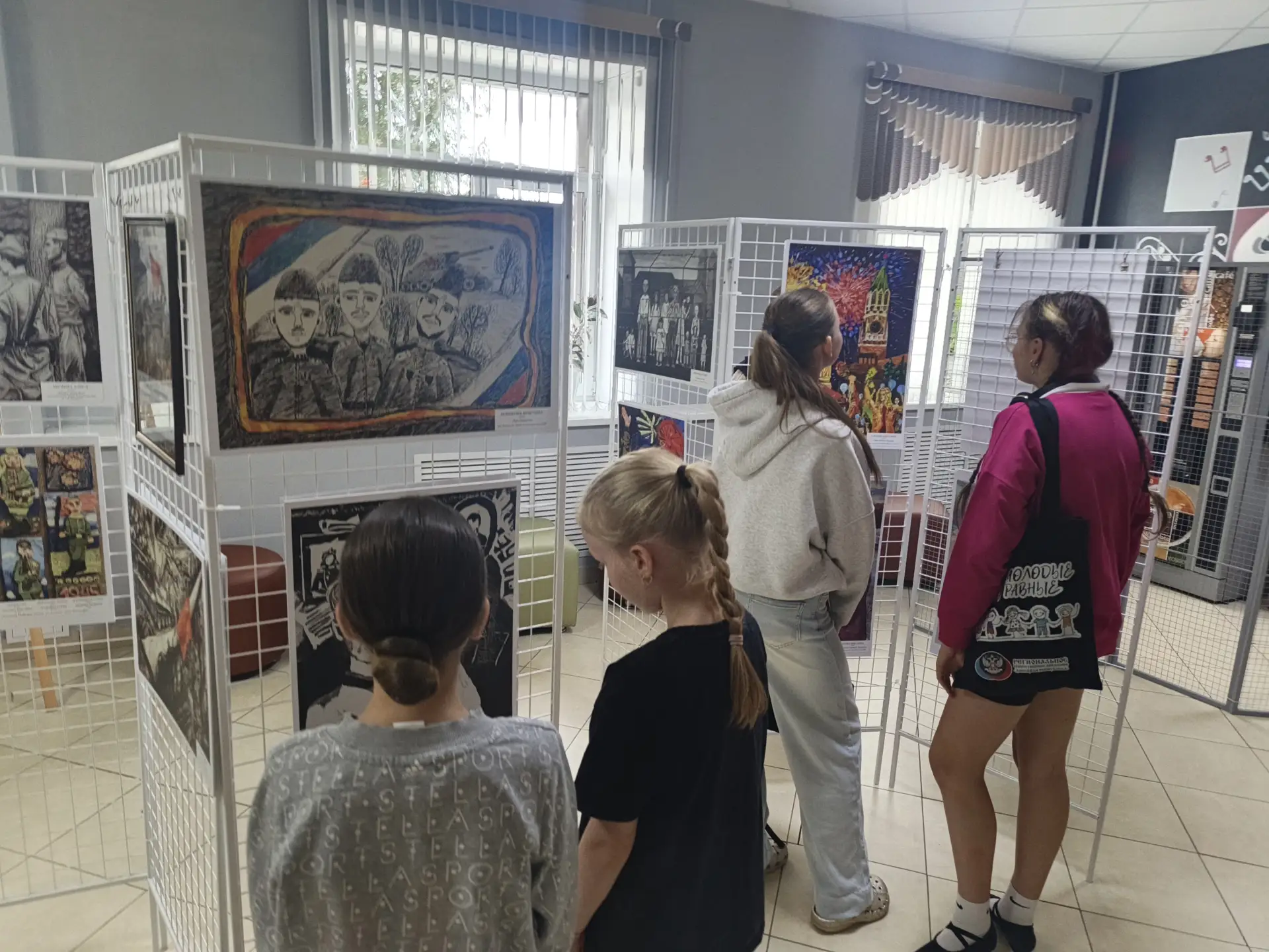 🖼️🎨 Передвижная выставка "Образ защитника Отечества в произведениях молодых художников Владимирско