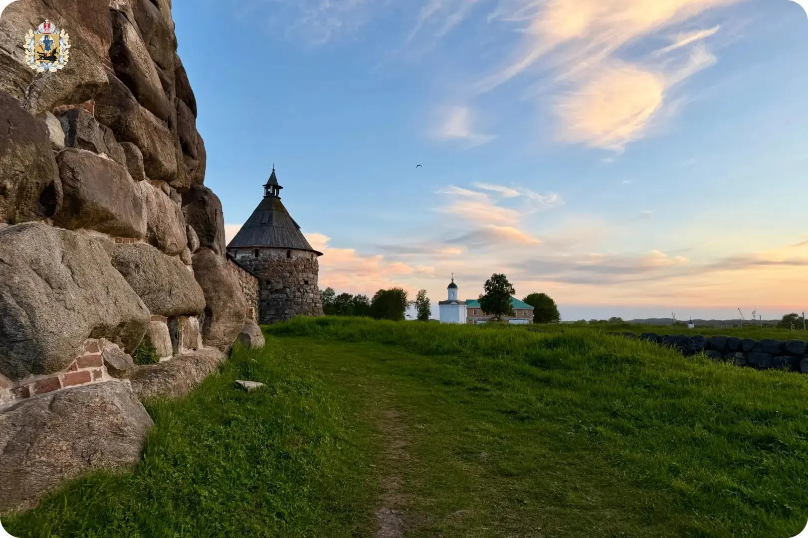 На Соловках самый пик сезона белых ночей ☀️

Самая короткая ночь в году на островах пройдет с 21 на 