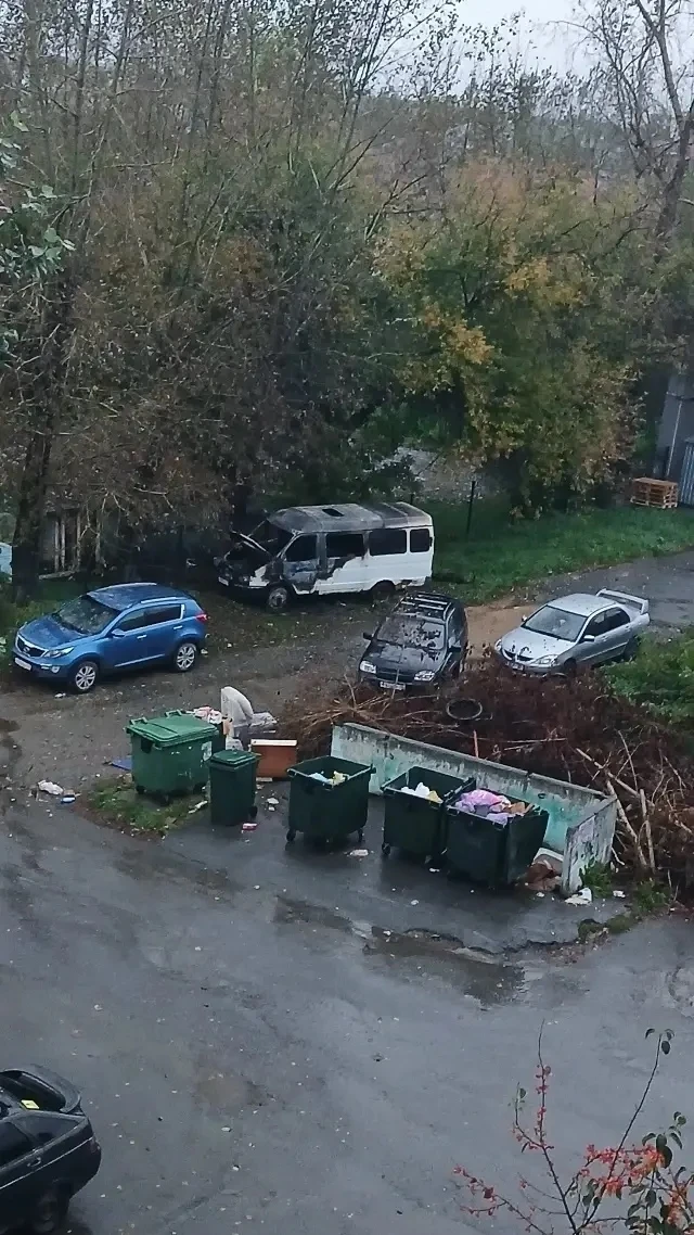 Газель сгорела во дворе на Победы, 8
