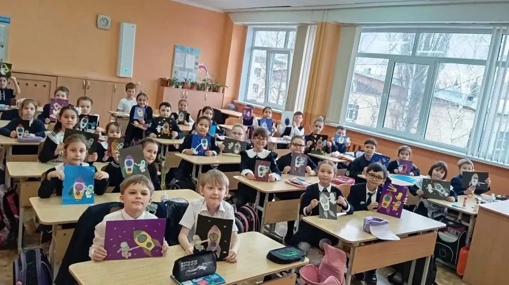 🚀 Неделя космоса продолжается!  Наши воспитанники кружка «Юный художник» представили свои космически