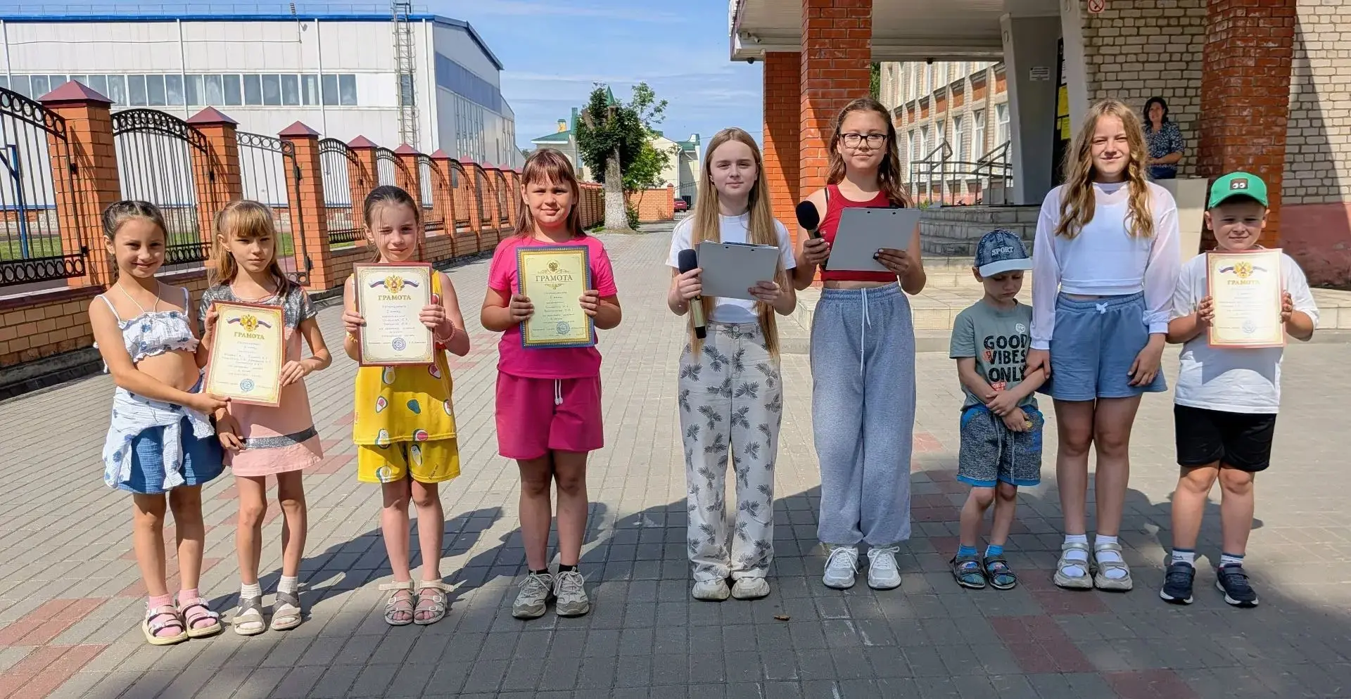 🎉 Закрытие лагерной смены в «Солнечном»! 🎉

В тёплой обстановке ребята показали творческие номера 