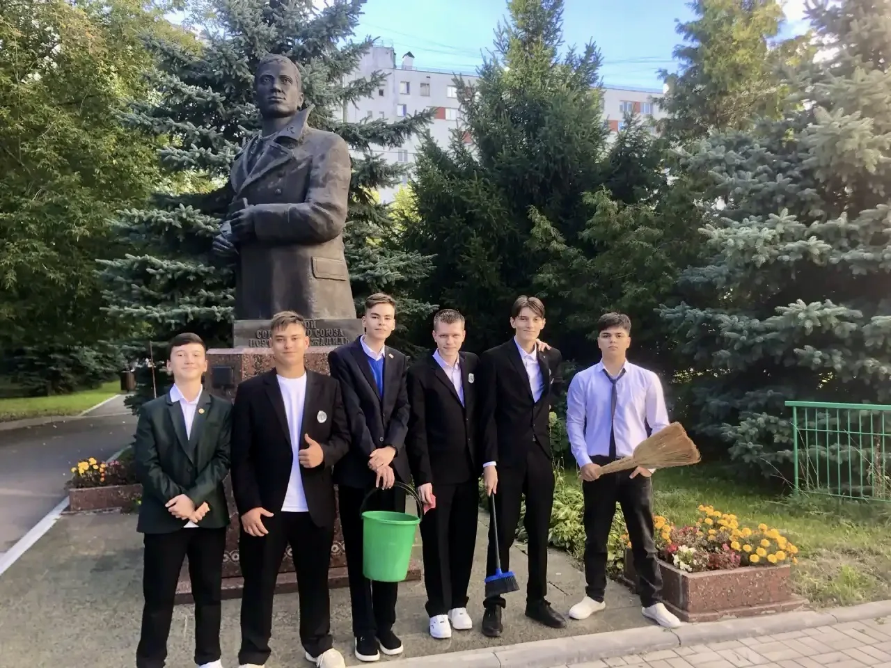 Готовимся ко Дню города с любовью к своей школе!