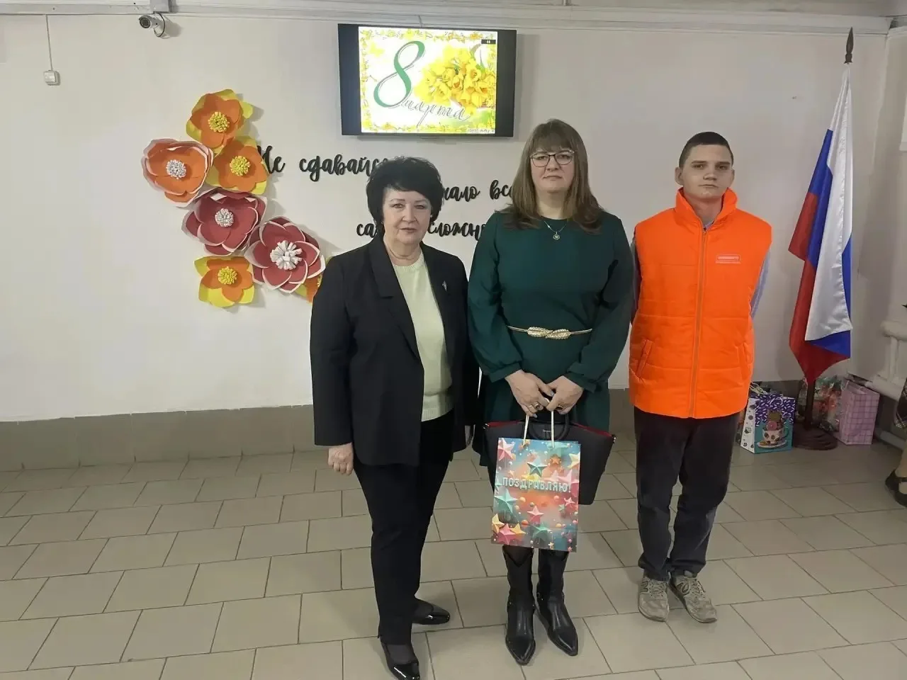 «Вам, любимые!»: В Новошахтинске поздравляют семьи наших героев 🌸 В эти предпраздничные дни наш горо