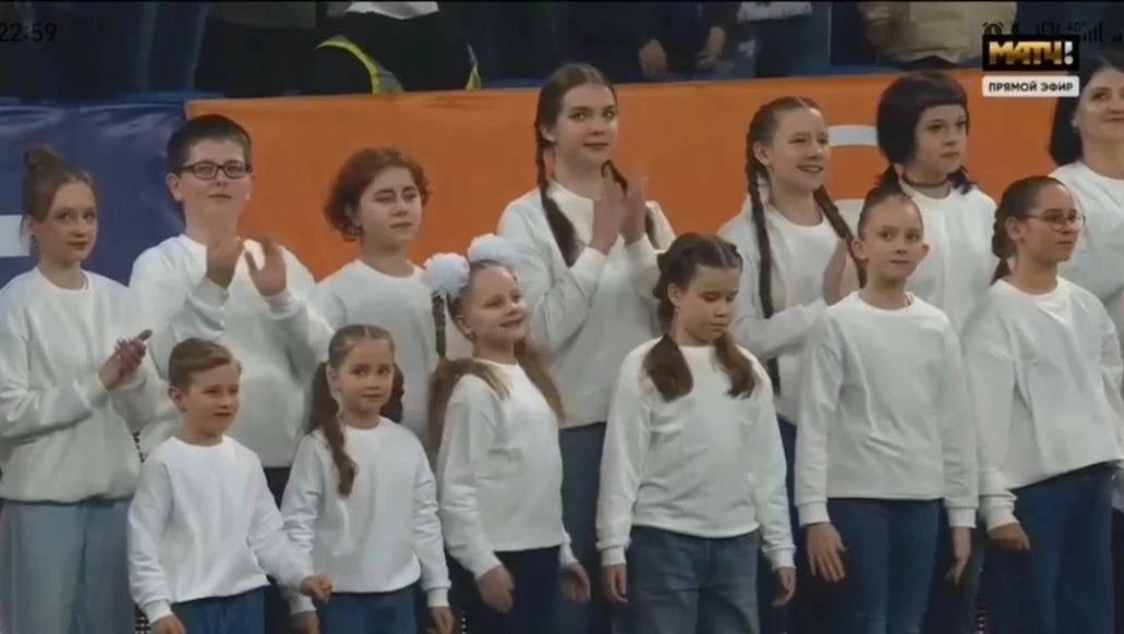 🌟 Ксения из 4 «З», участница школьного хора «Веселые нотки», с легендарной песней на легендарной аре