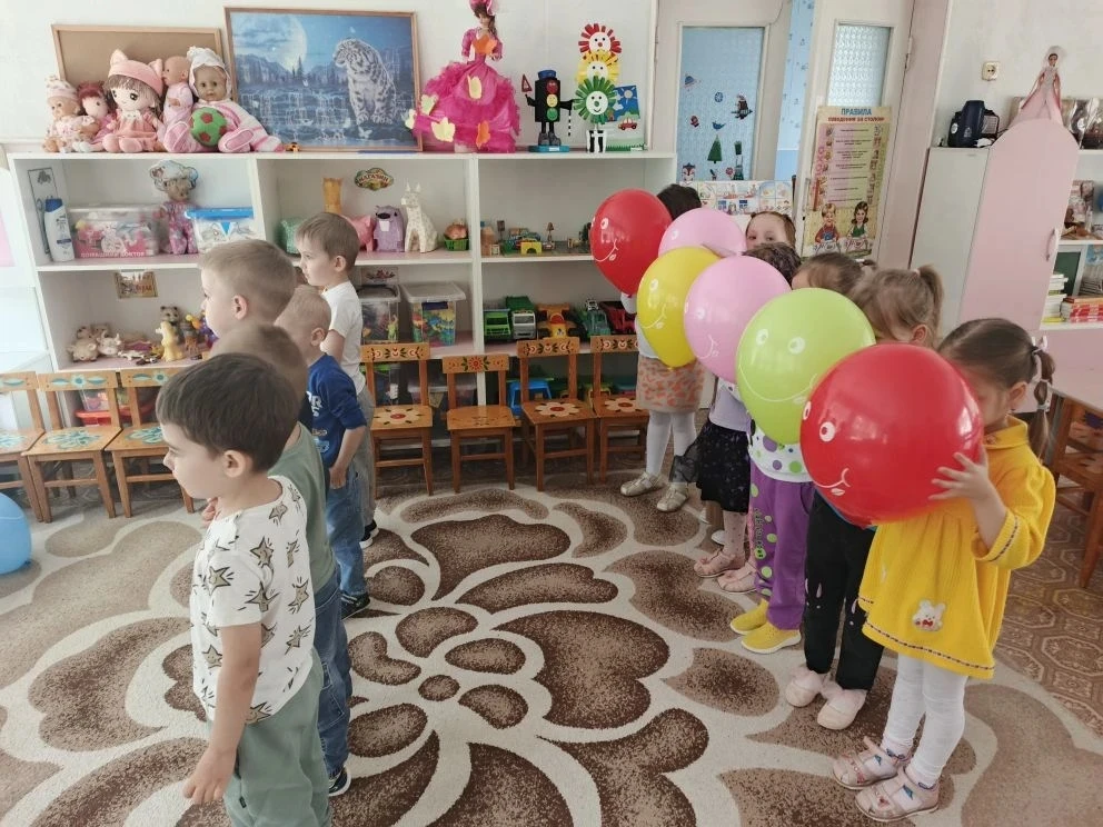 1 июня ребята средней группы приняли участие во всероссийской акции "Краски детсва".