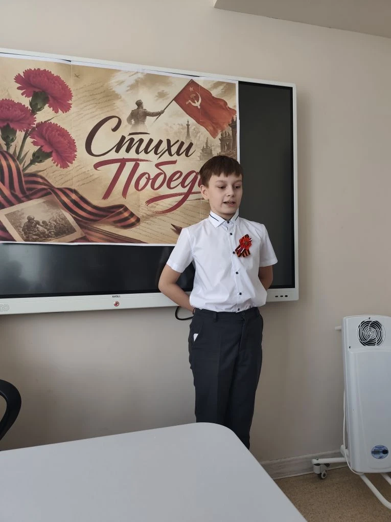 📖 В канун Дня Победы советник директора по воспитанию провела школьную акцию «Стихи Победы».  🕯️ В у