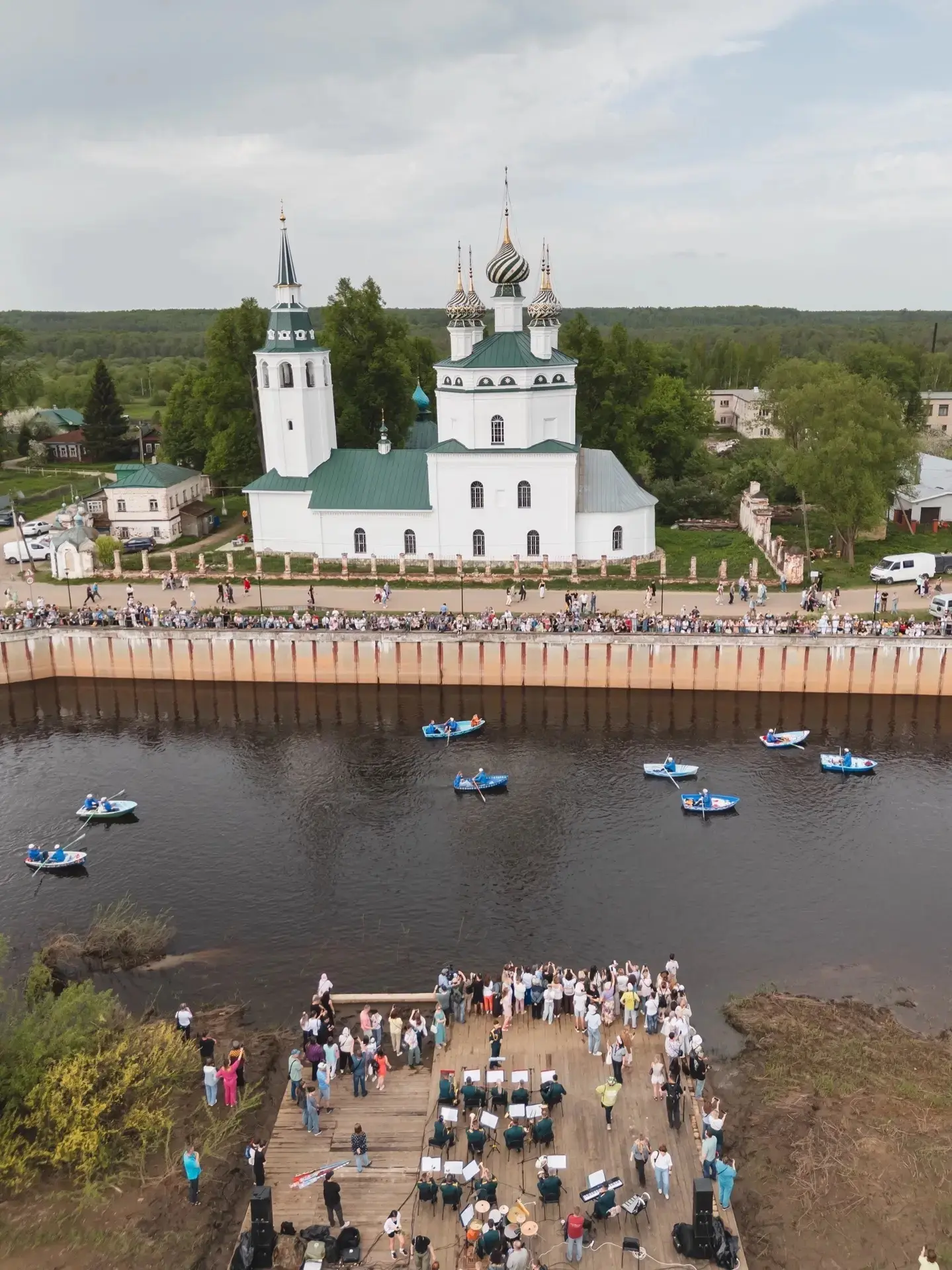 19 расписных фараонок, музыка над Тезой и тысячи гостей: в Холуе прошла «Русская Венеция»  В выходны