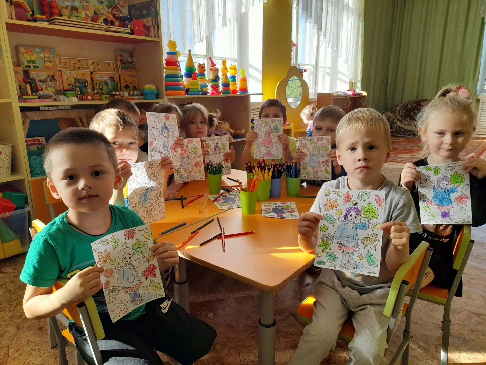 Наши ребята  сегодня  учились не просто раскрашивать, а внимательно смотреть и повторят...