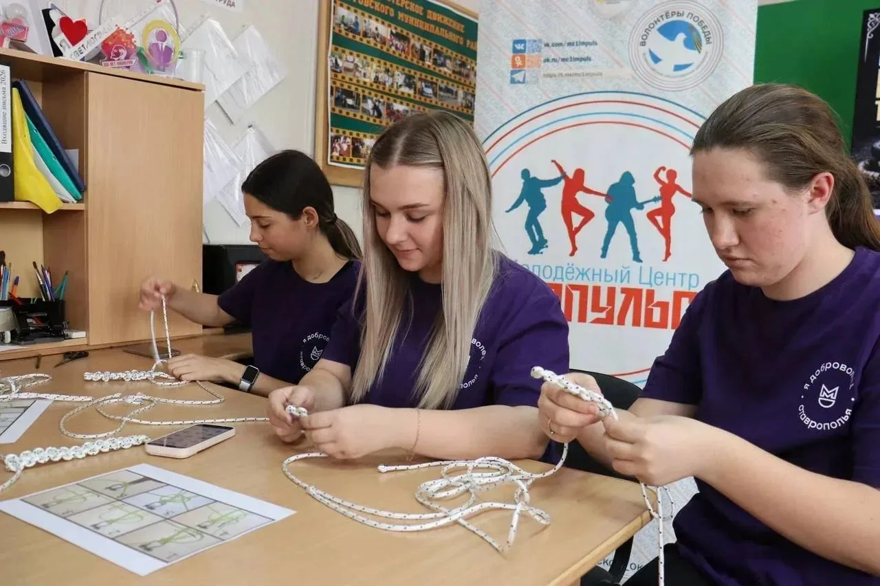 «В каждом узелке — тепло сердца, в каждом браслете — вера в победу»