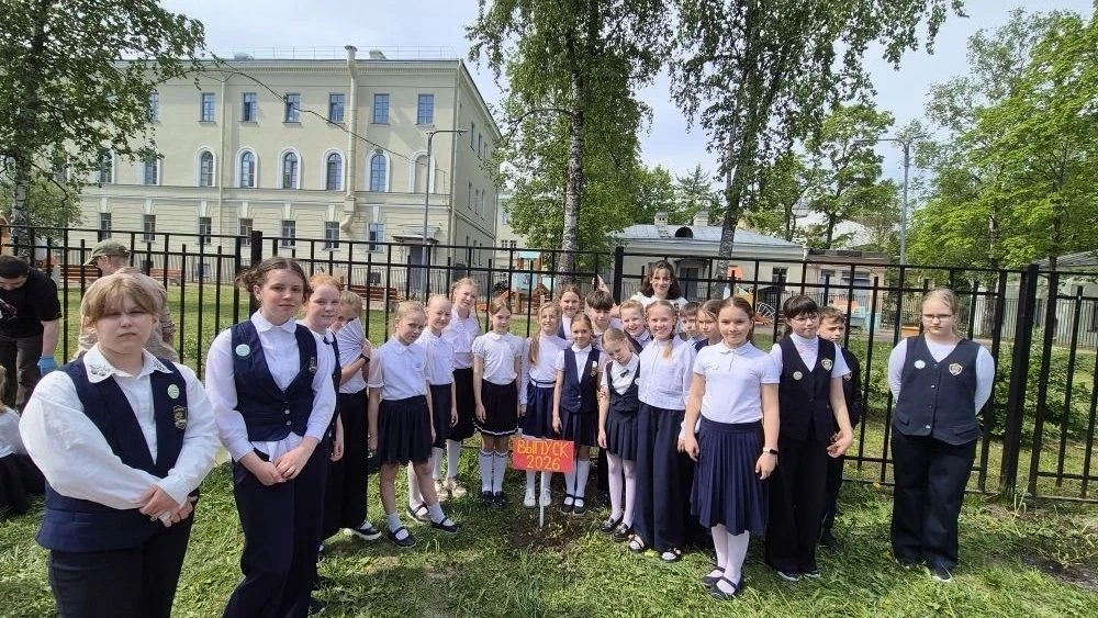 Продолжая традицию, выпускники начальной школы посадили в пришкольном саду кусты гортензии. Благодар
