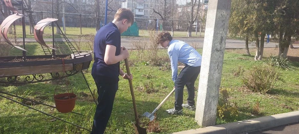 В рамках проведения общегородского двухмесячника и субботника по наведению порядка, активисты лицея 