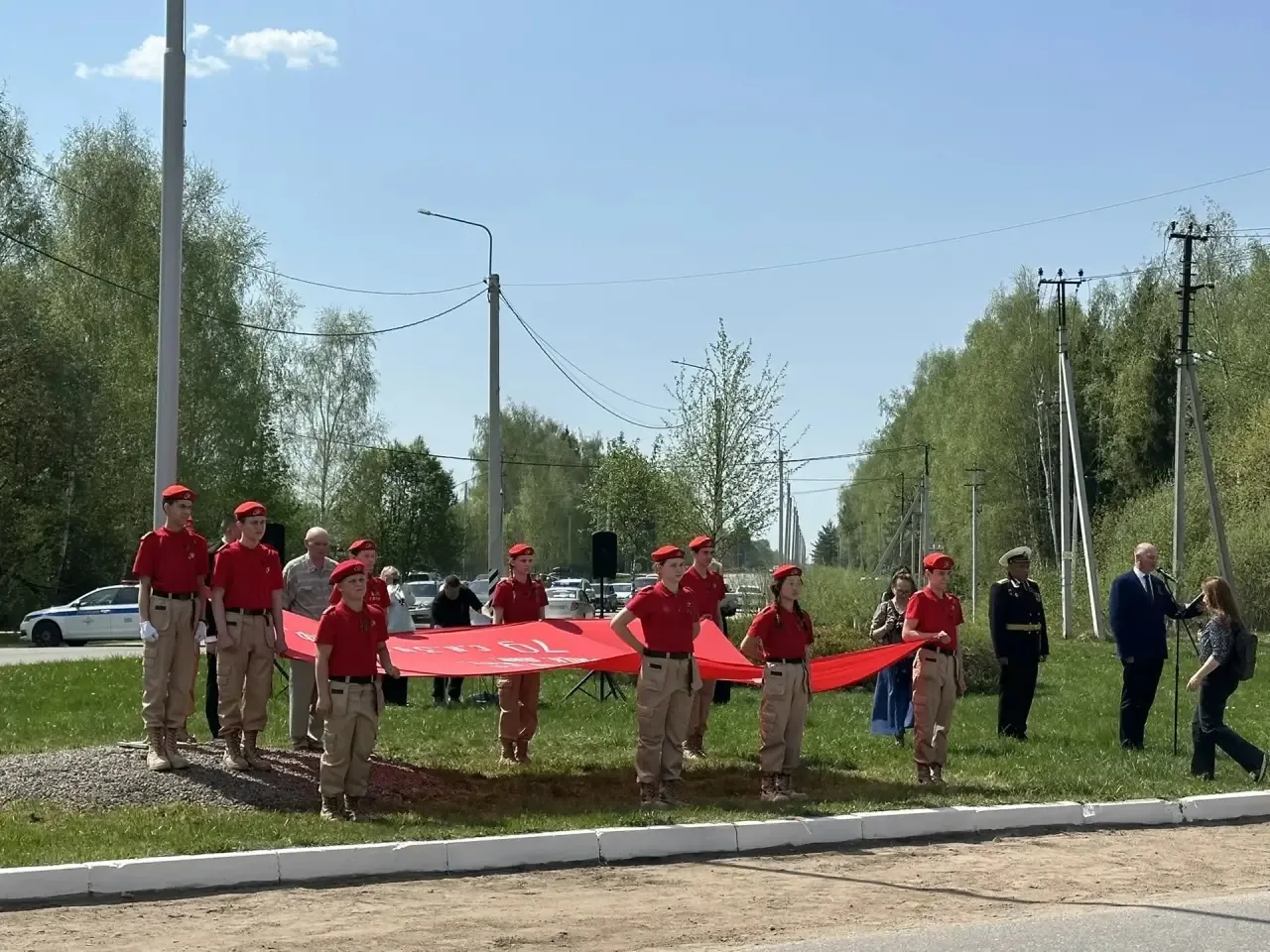В рамках Всероссийской акции «Знамя Победы» ребята из Дома Юнармии Тарусской школы № 1 имени Героя Р