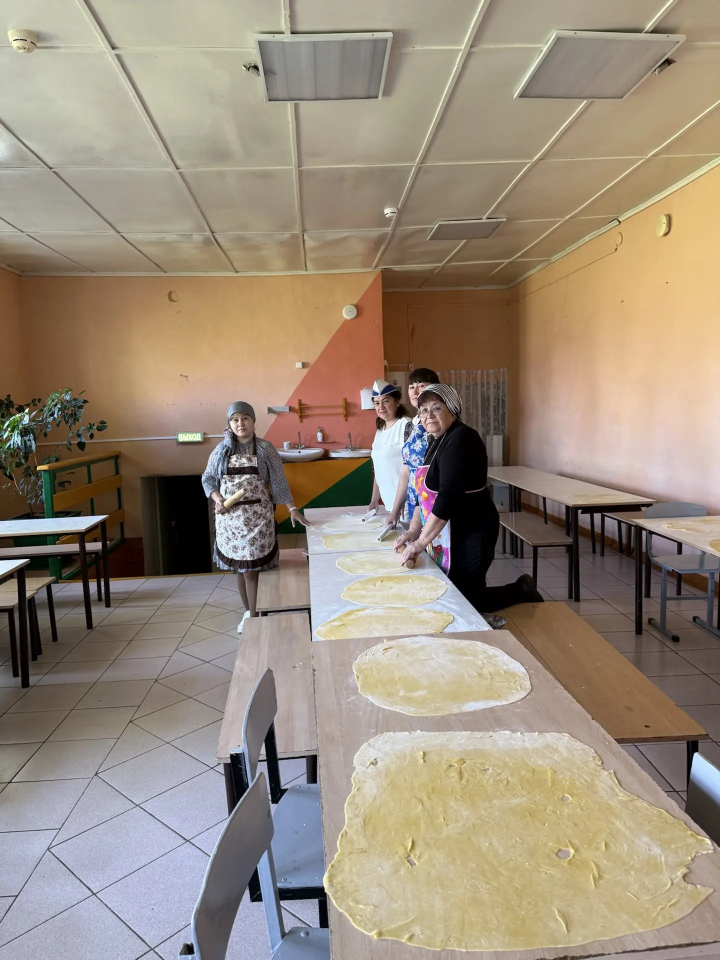 Приготовление домашней лапши в нашей школе — это частая благотворительная акция, в кото...