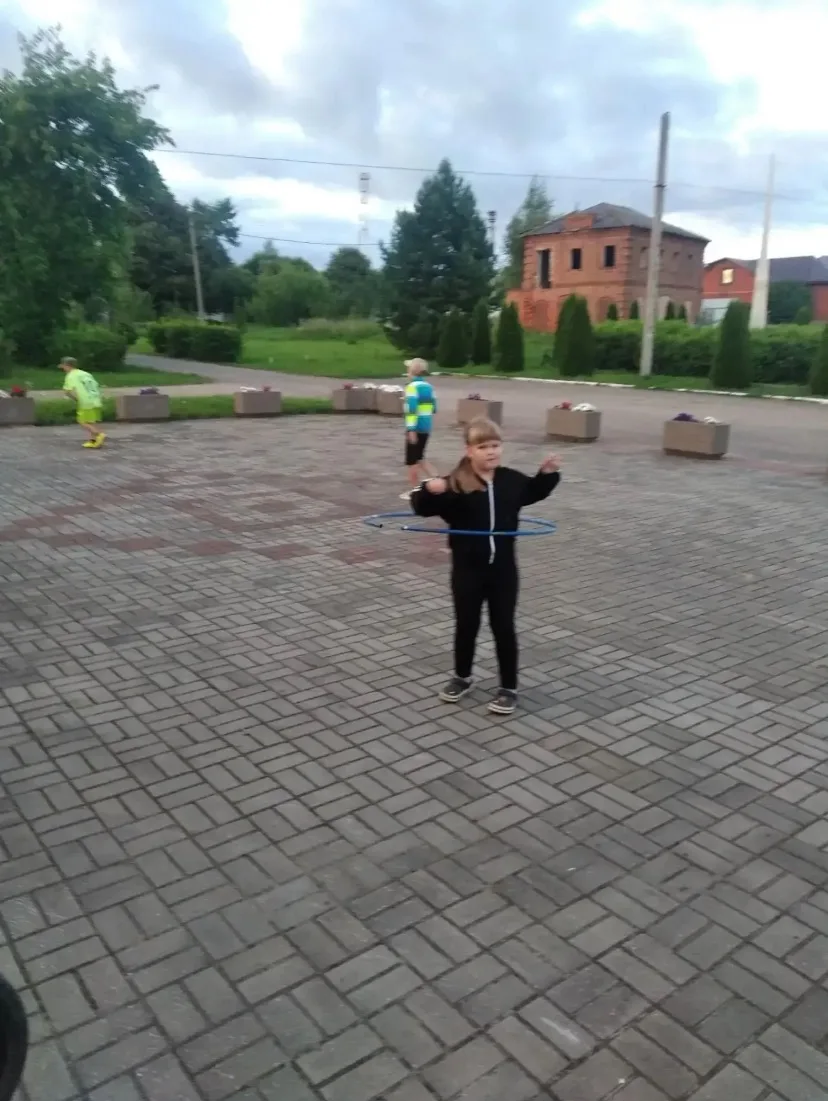✅ Играть мы любим очень, 
Вы знаете, друзья! 
Без игр прожить на свете
Никак, никак нельзя! 
✅ Вечер