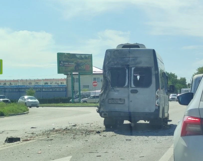 Последствия удара по пассажирскому микроавтобусу в Луганске — ранен 43-летний водитель.

Также враже