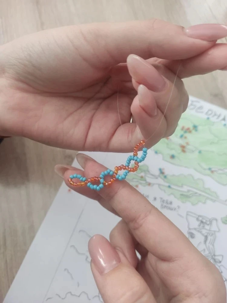 🔥 Заседание арт-клуба: погружение в мир красок и бисероплетения.  Участники арт-клуба под руководств