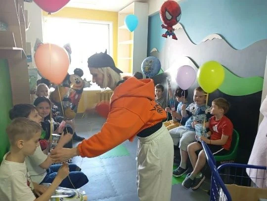 Шарики, фокусы и детские улыбки: в детской областной больнице прошел праздник для детей 🥳
