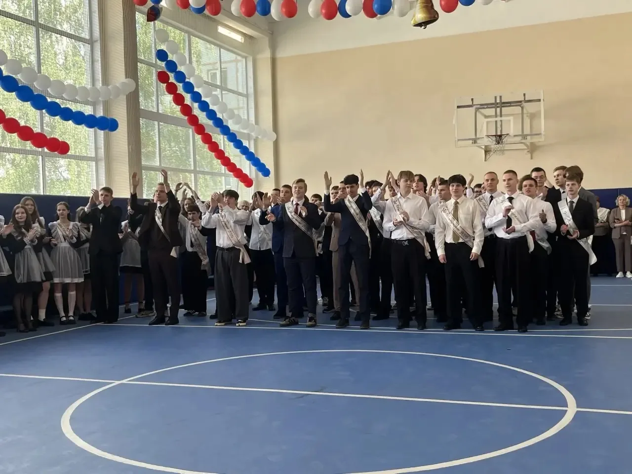 ✔️Вот и прозвенел в нашей школе последний звонок для выпускников 9 и 11-х классов…🔔  Этот день будто