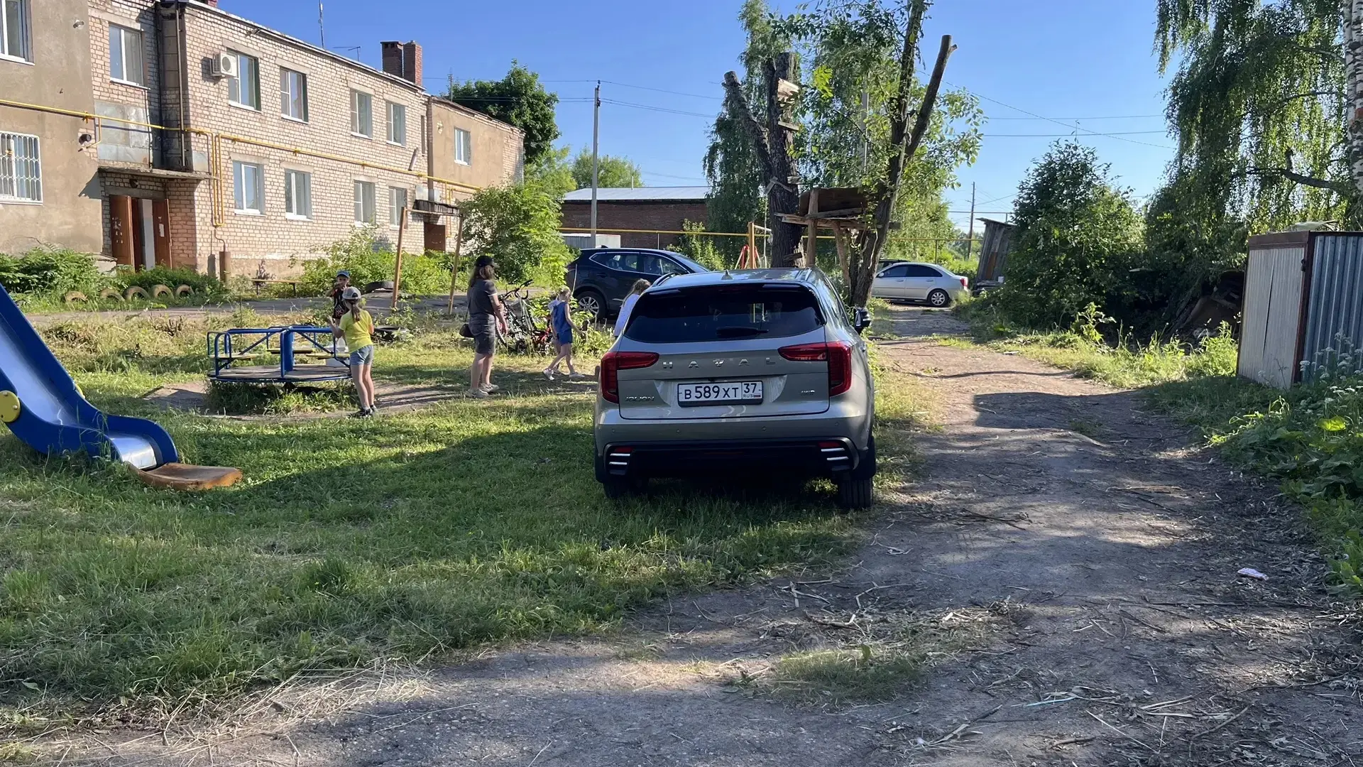 Нам пишут: 
"А че так можно?Парковка на детской площадке. г. Фурманов, ул. Лесная, д. 10"
#ИК