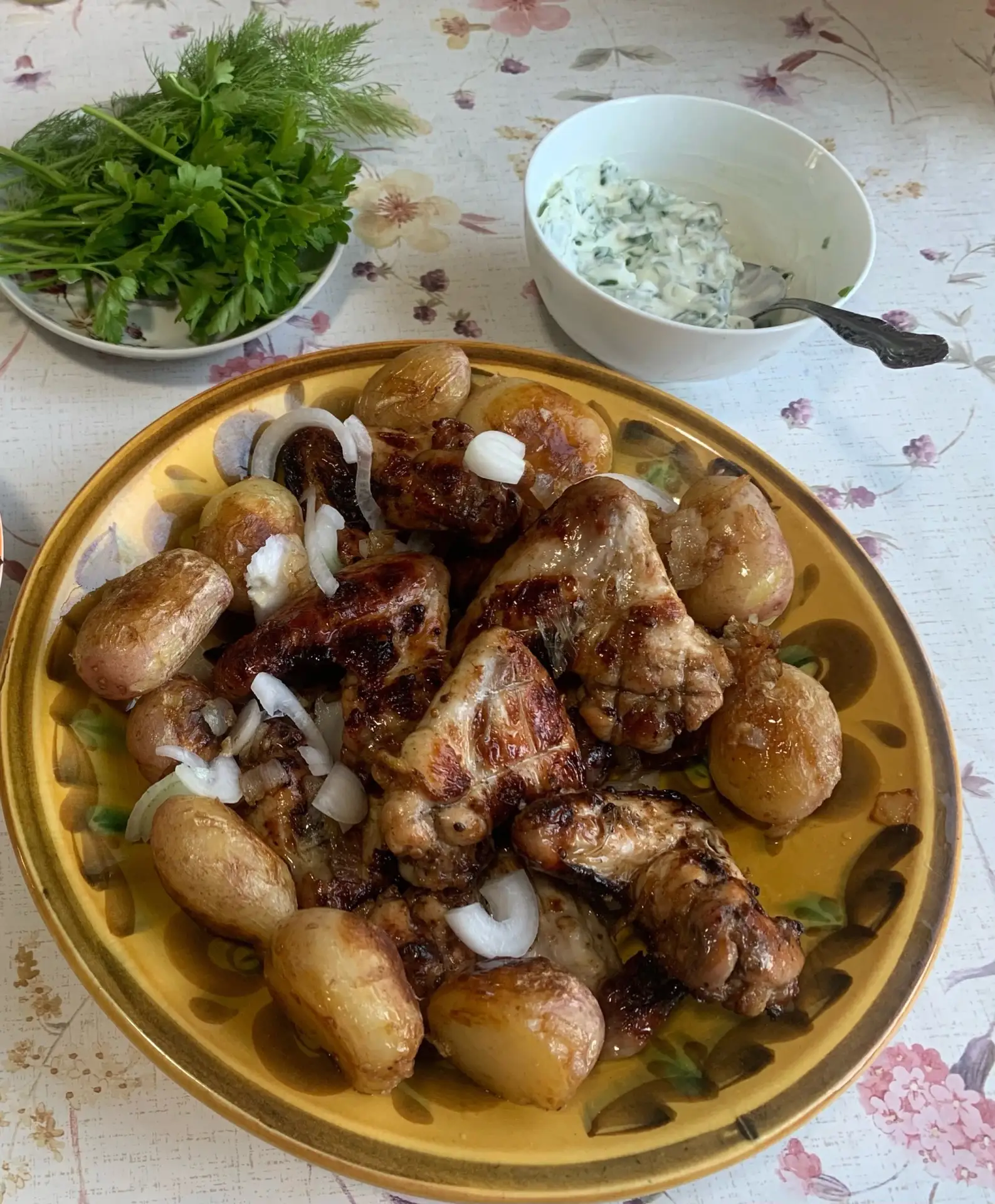 Вот такое вкусное фото прислала Жанна. Крылышки куриные и молодой картофель.