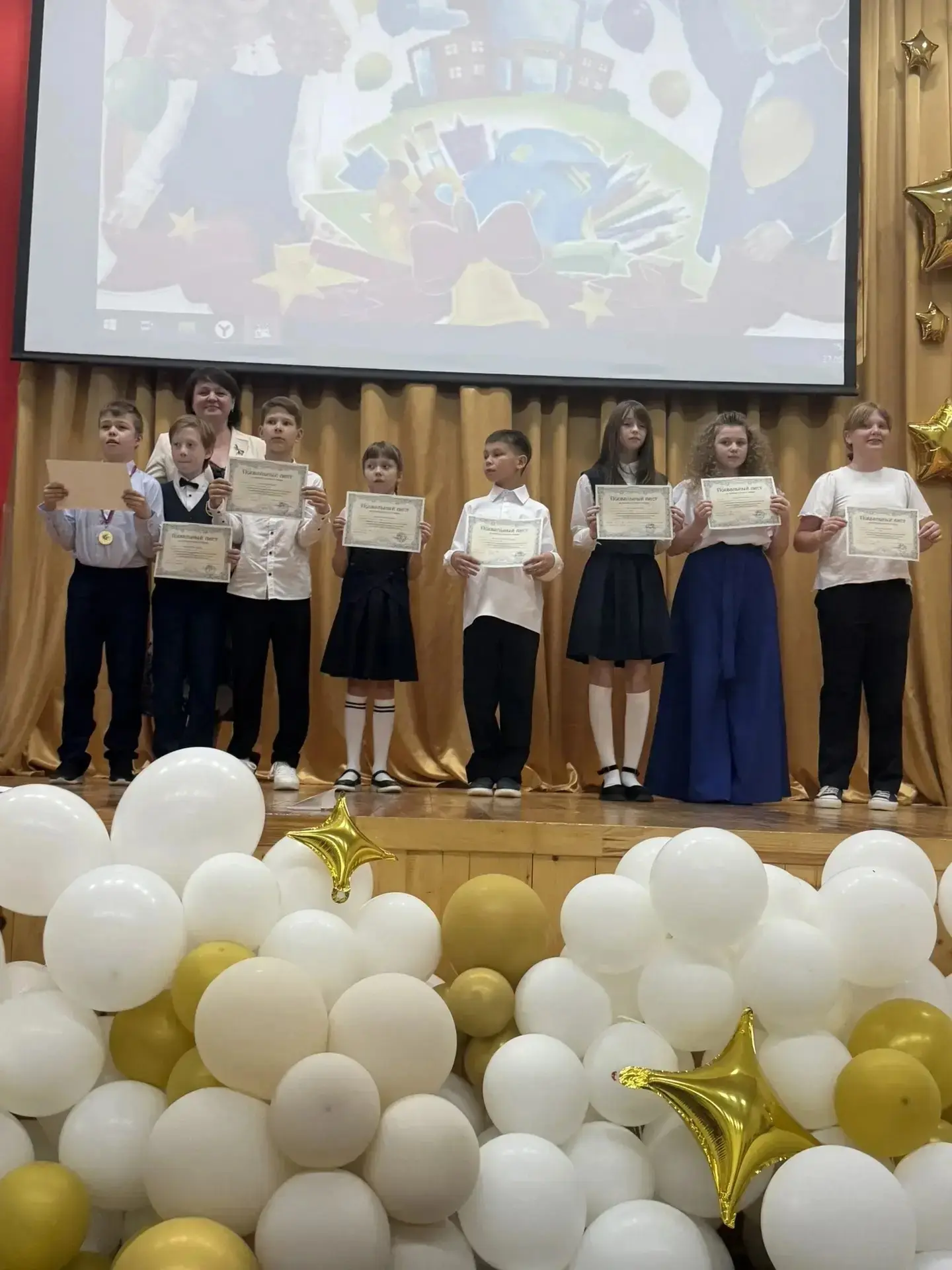 Четыре года, а как один миг....

27 мая в начальных классах состоялось прощание... с самой начальной
