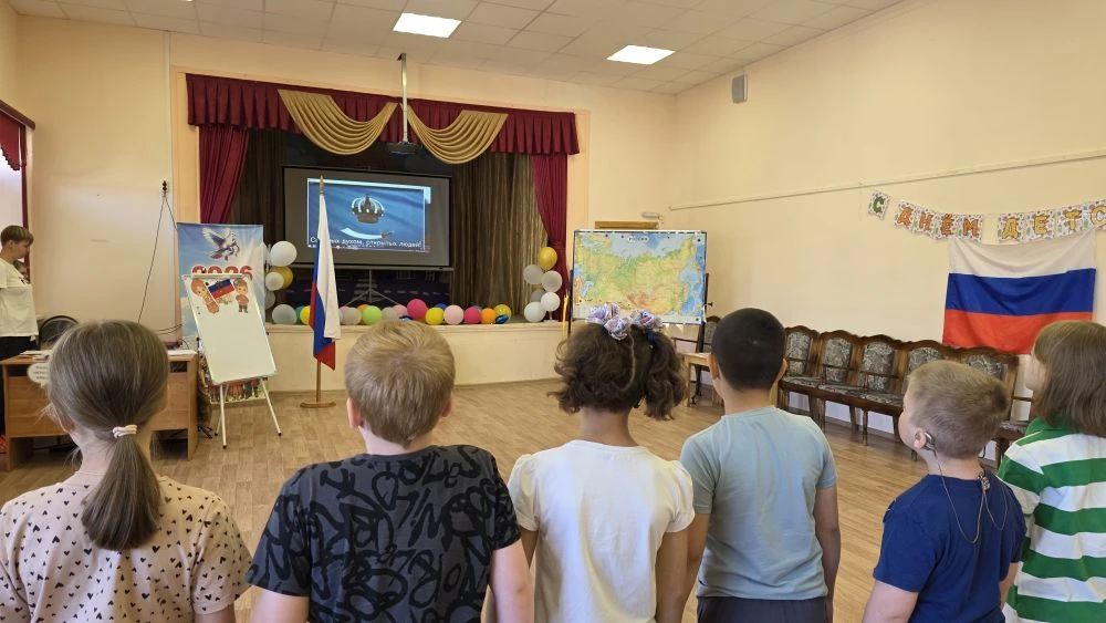 Вот и ещё один день в нашем пришкольном лагере пролетел как одно мгновение! ✨

Утро традиционно нача