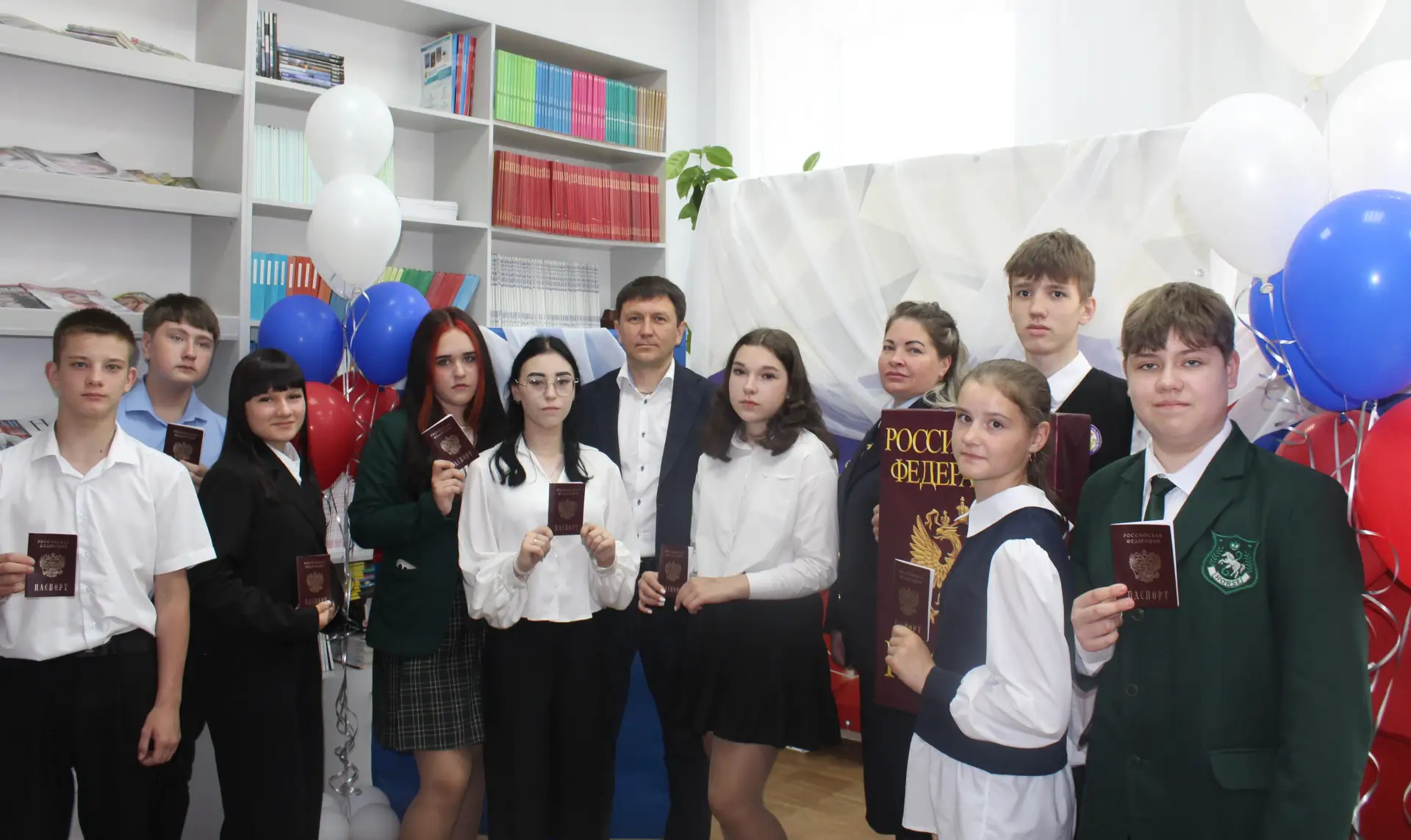⚡ Первый паспорт: в Ленинске-Кузнецком поздравили юных граждан 

👏 В торжественной обстановке глава