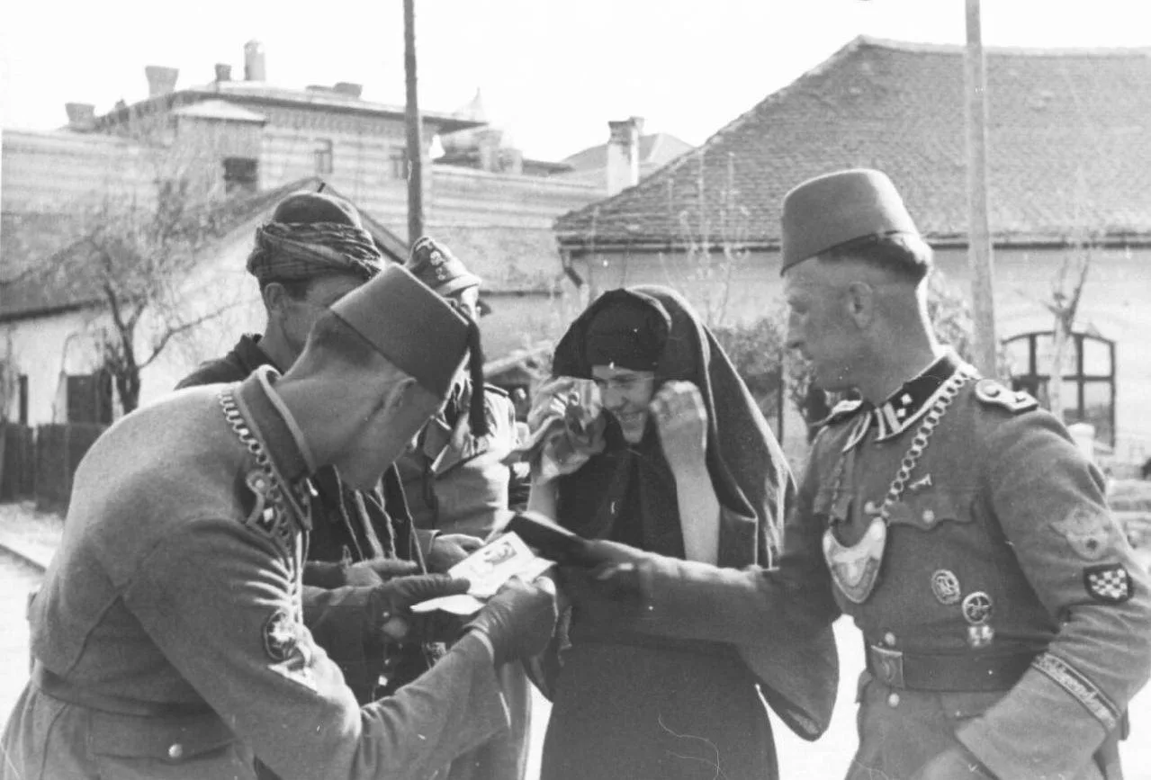 1944. Хорваты — фельджандармы СС проверяют документы мирных жителей в городе Брчко