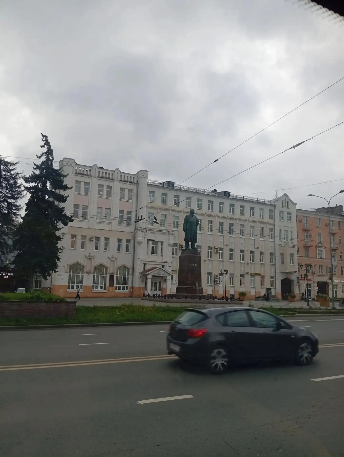 «Висят кроссовки на проспекте Ленина», - сообщает Татьяна.