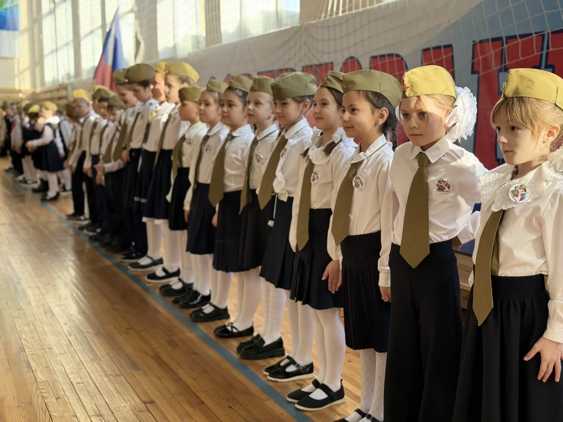 ⭐ Парад ребячьих войск: наши второклассники в строю! ⭐  Праздничная атмосфера царит в нашей школе! С