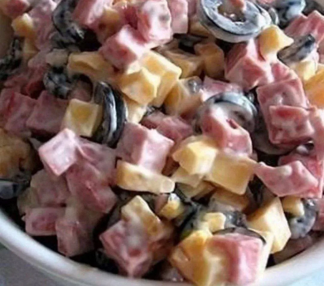 Салат с ветчиной и маслинами 🥓