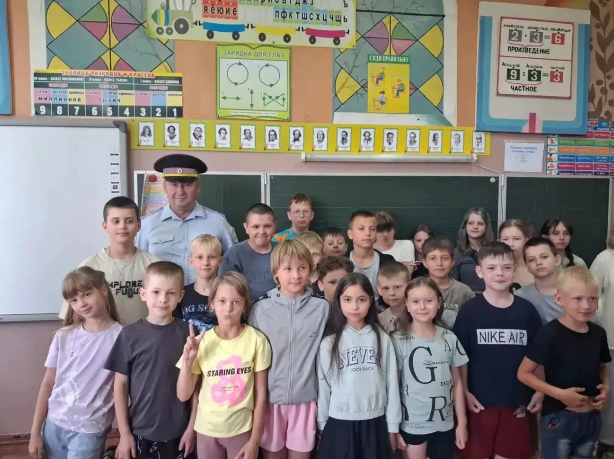 🚔 Урок безопасности в школьном лагере 

Летние каникулы продолжаются, и сотрудники полиции прилагаю