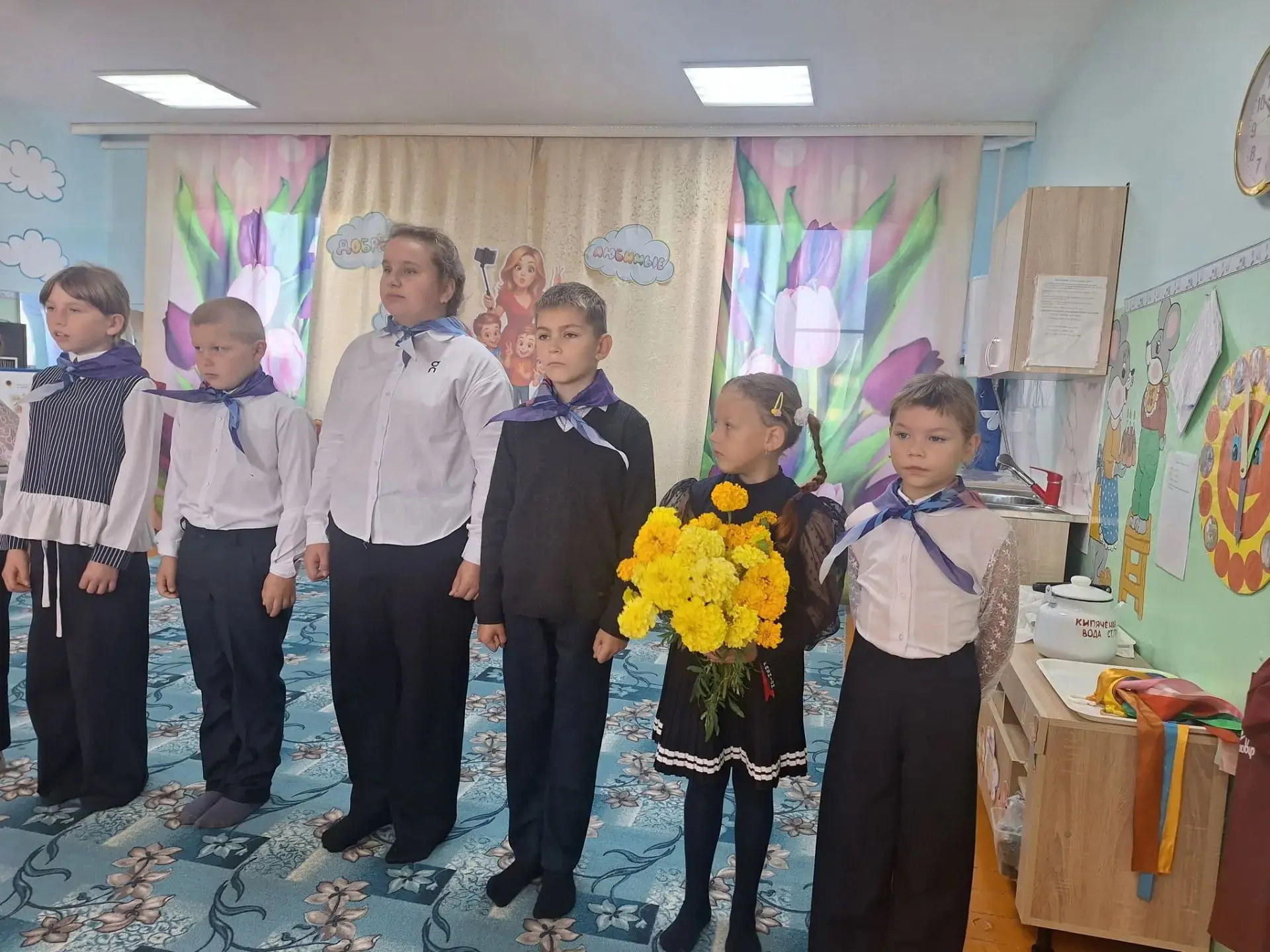 Ученики НОШ д. Жмурова  поздравили работников детского сада с Днём дошкольного работник...