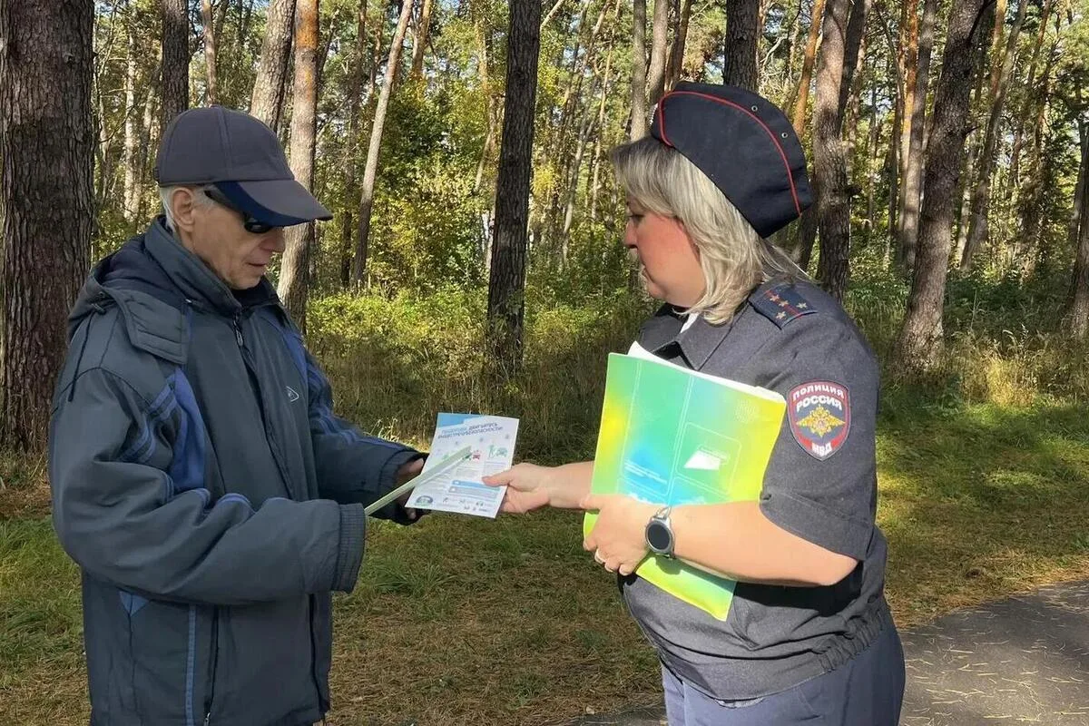 Пенсионерам Серпухова вручили световозвращающие браслеты