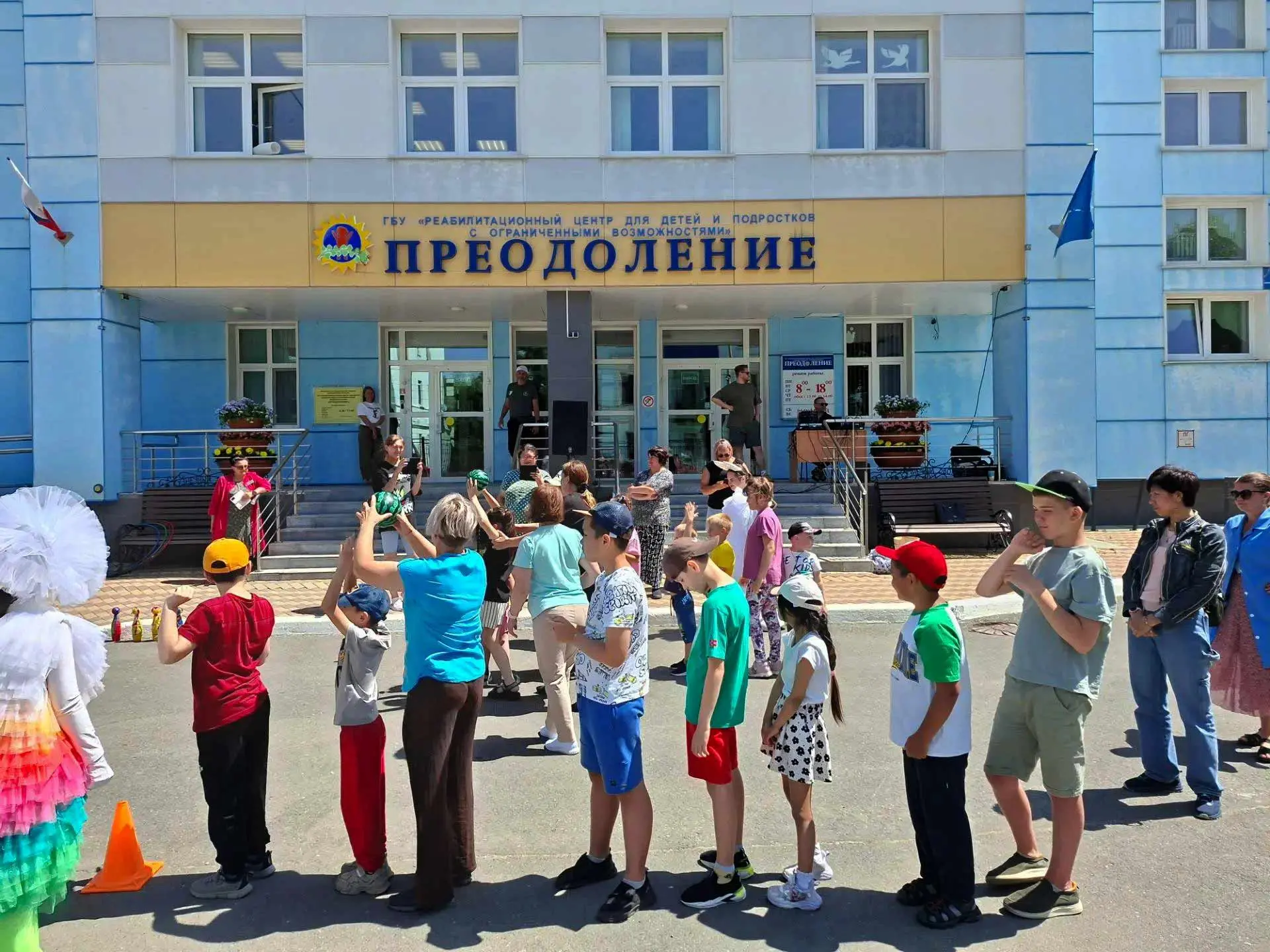 ☀️ Летние игры, эстафеты с забавными костюмированными волонтёрами подарили нашим ребята...