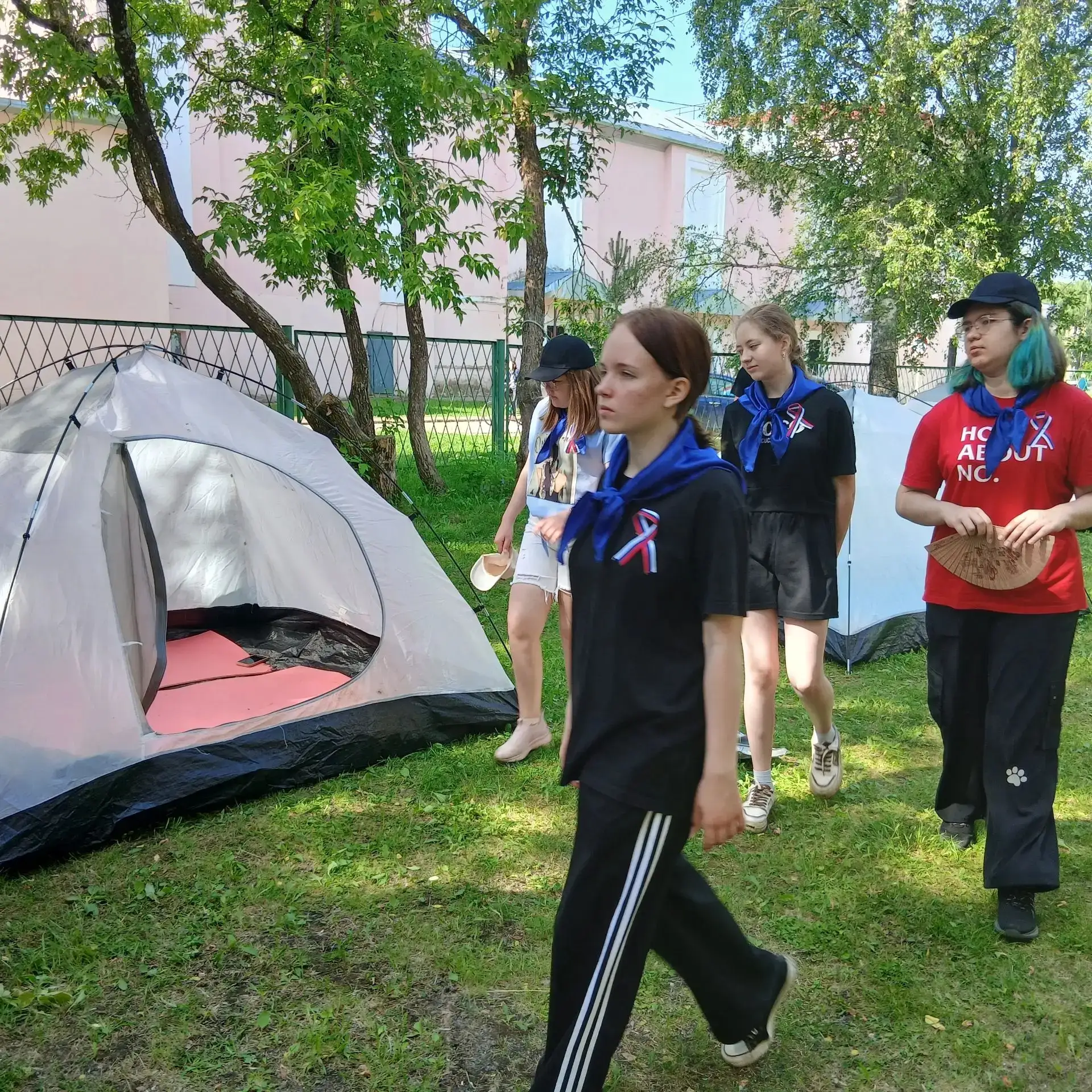 Недавно воспитанники трудового лагеря посетили палаточный лагерь МБОУ СОШ №1. Руководит им учитель ф