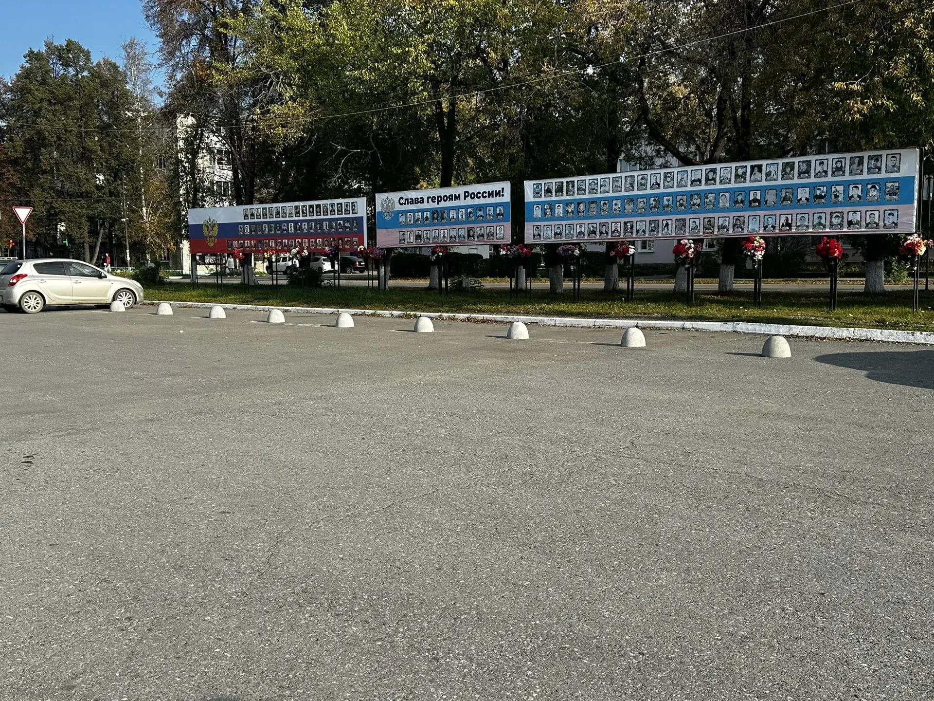 Теперь парковка у стенда СВО запрещена