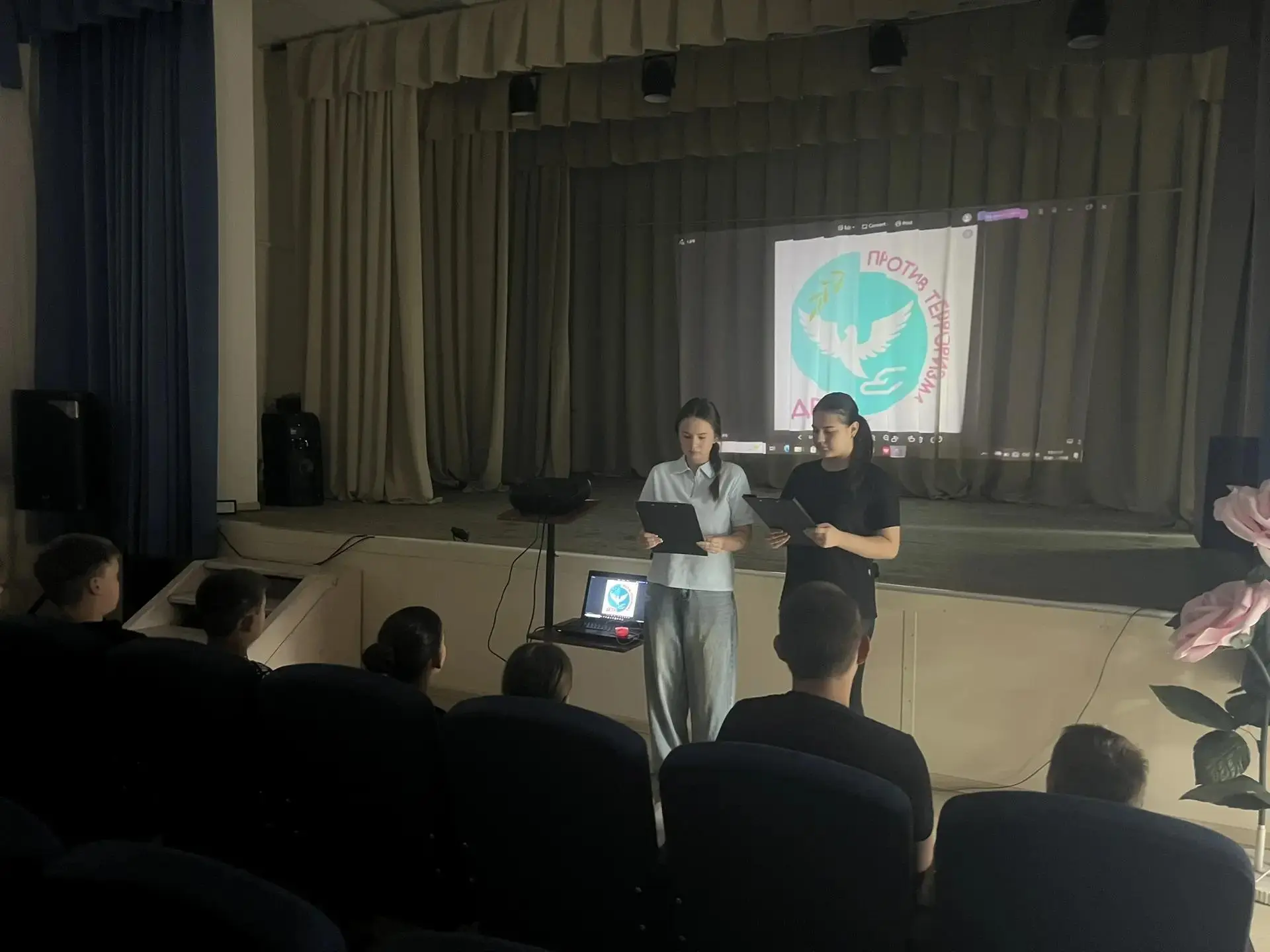 В Нижнекалиновском СДК прошло познавательное мероприятие «Дети против терроризма». Сотр...