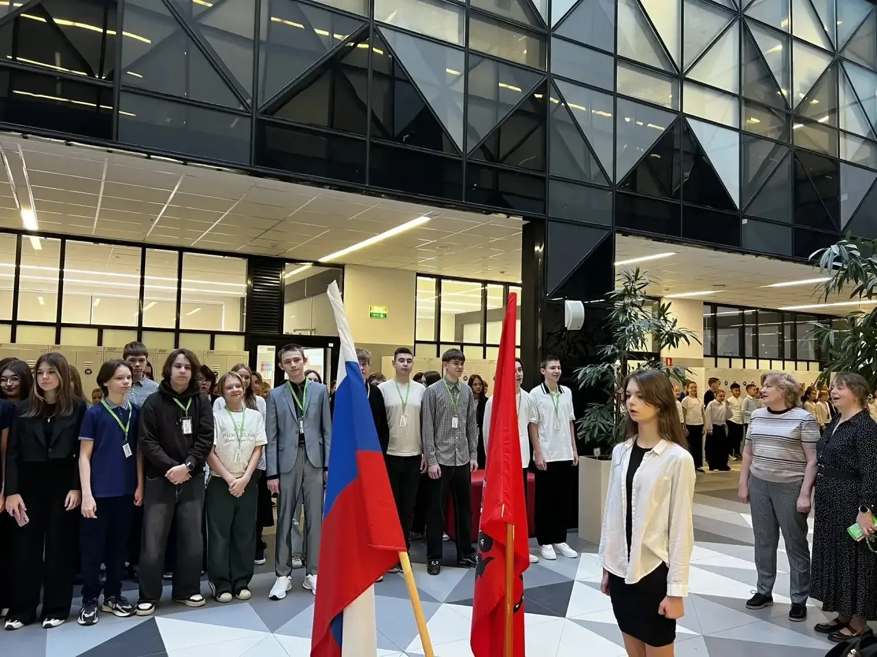 ✨ И снова понедельник!   🇷🇺 Начинаем неделю торжественно — с церемонии поднятия флага, которая вновь