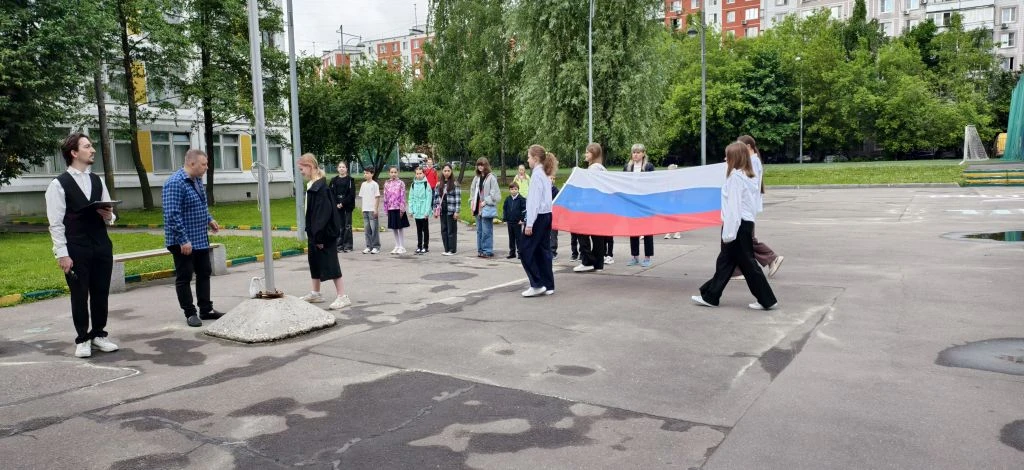 ЦЕРЕМОНИЯ ПОДНЯТИЯ ФЛАГА  🇷🇺 Новая учебная неделя по традиции началась с торжественной церемонии под