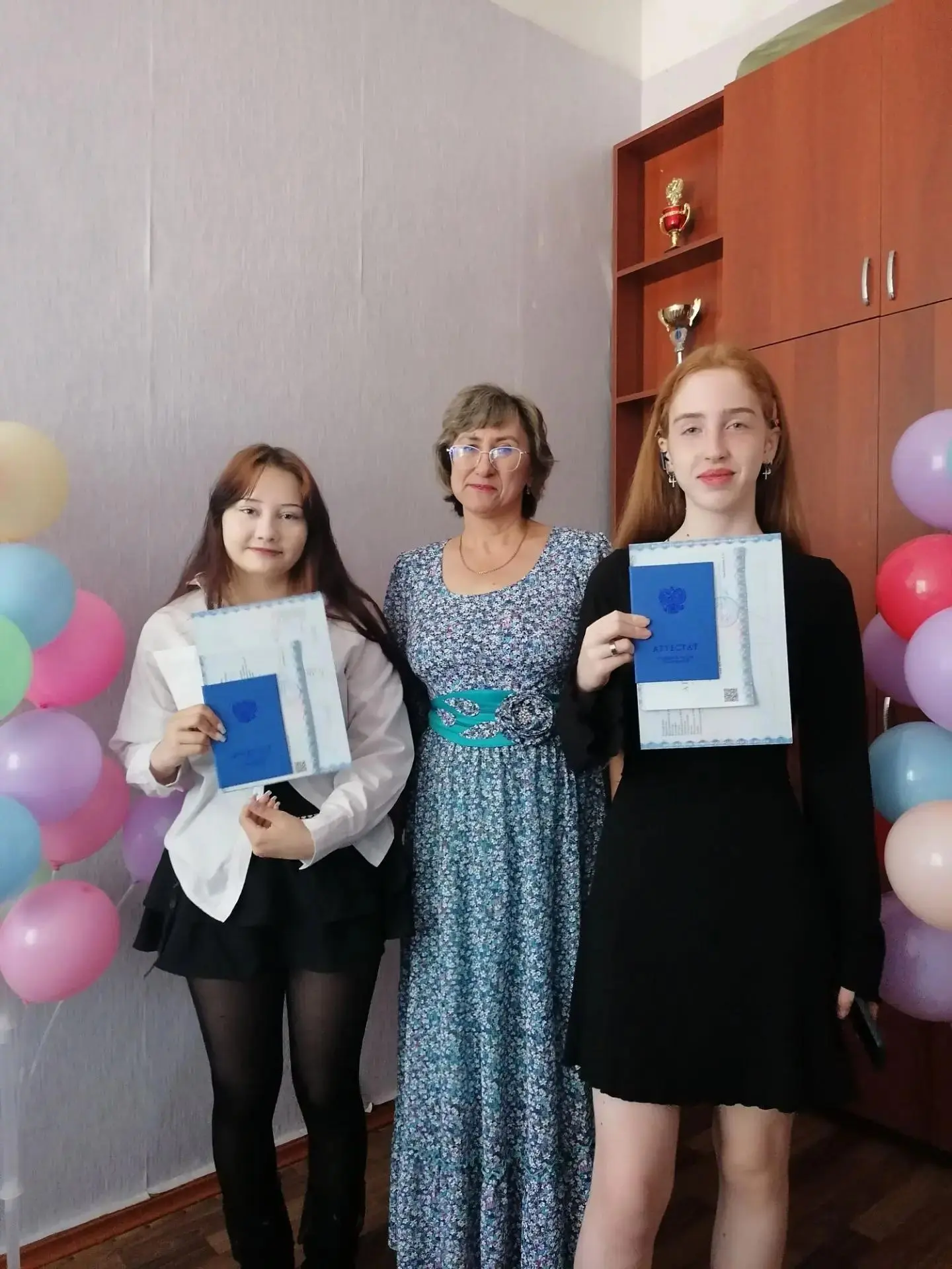 27 июня выпускницы 11 класса получили аттестаты о среднем общем образовании. Пожелали выпускницам не