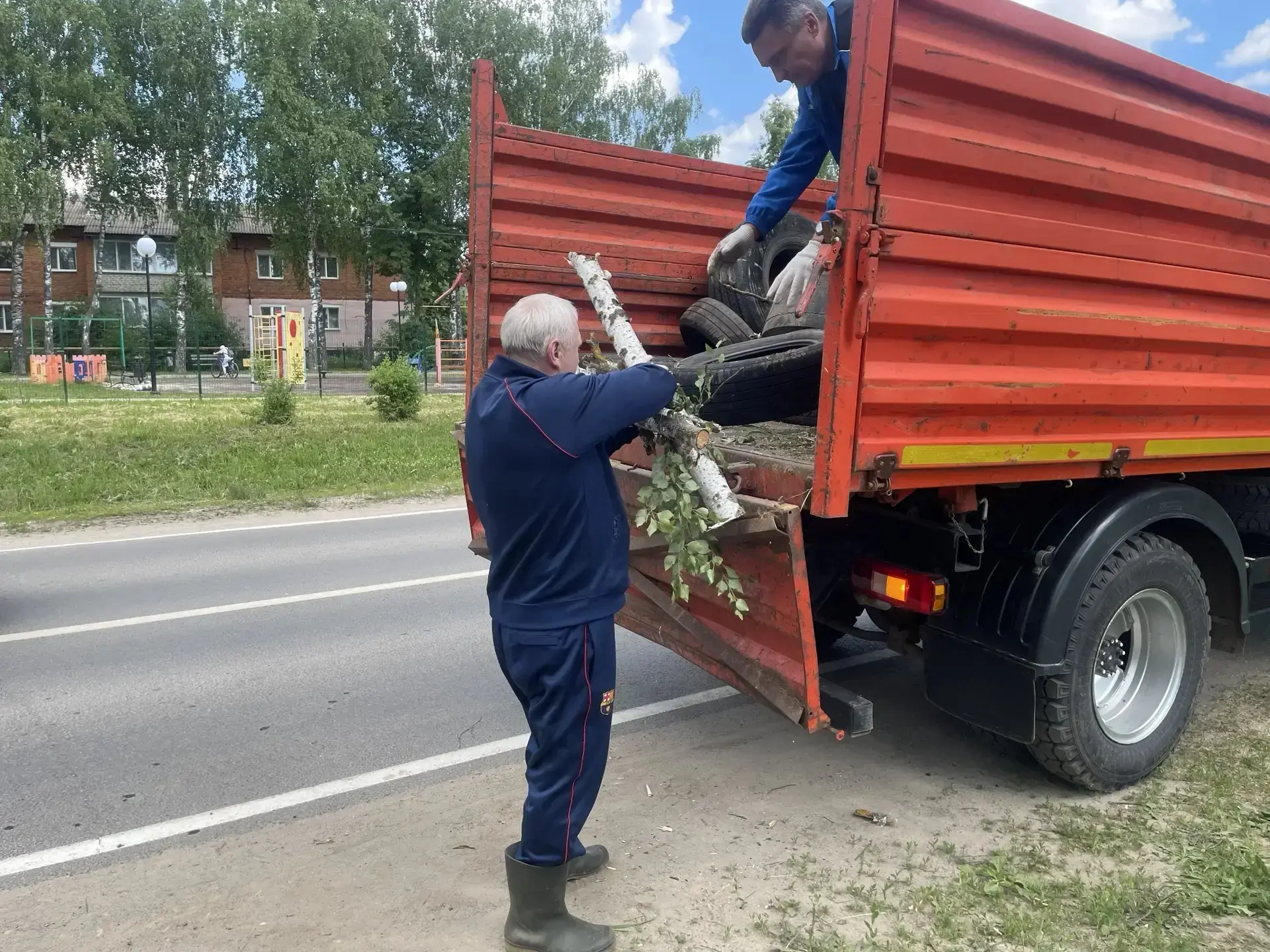 Трудовой десант продолжается. 

Целый комплекс мероприятий, направленных на поддержание чистоты, без