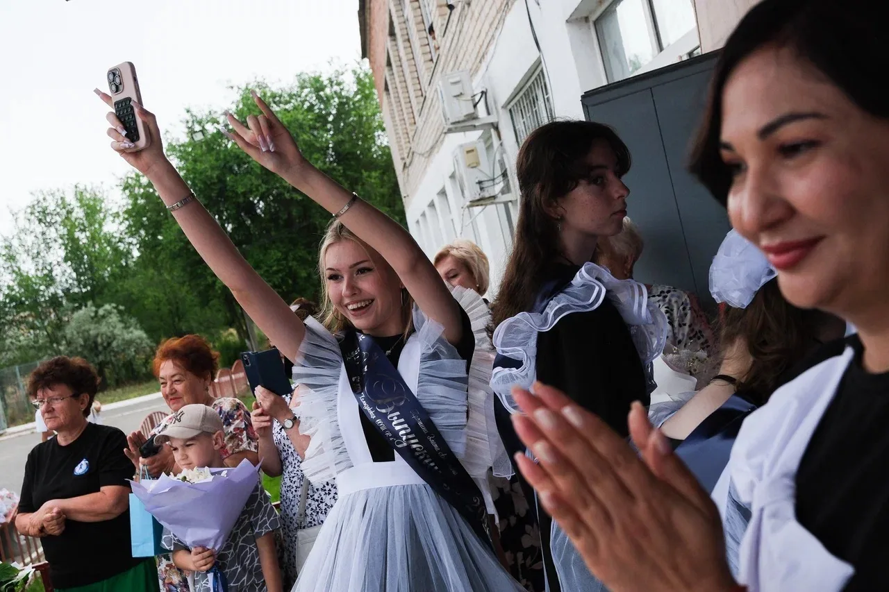 Сегодня в школах Астраханской области прозвучал последний звонок — трогательный и волнительный момен
