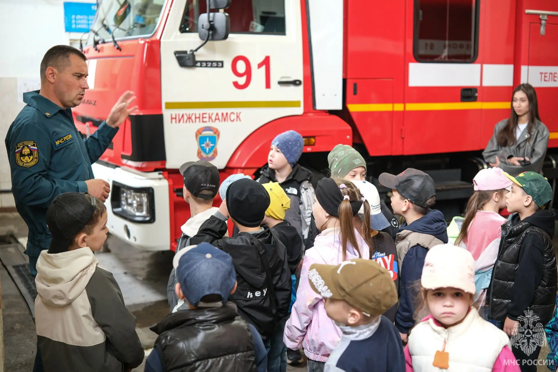 Урок пожарной безопасности: нижнекамские огнеборцы провели экскурсию для будущих школьников

Новый э