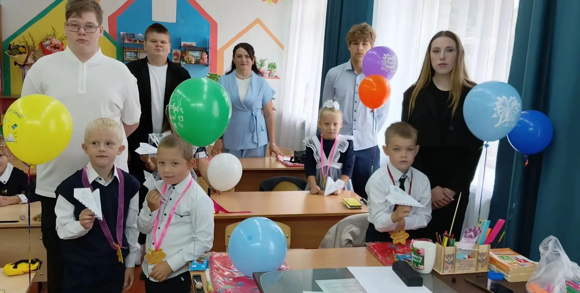 1 сентября в нашей школе прошла добрая акция "Самолётик будущего "- традиция проекта "Н...