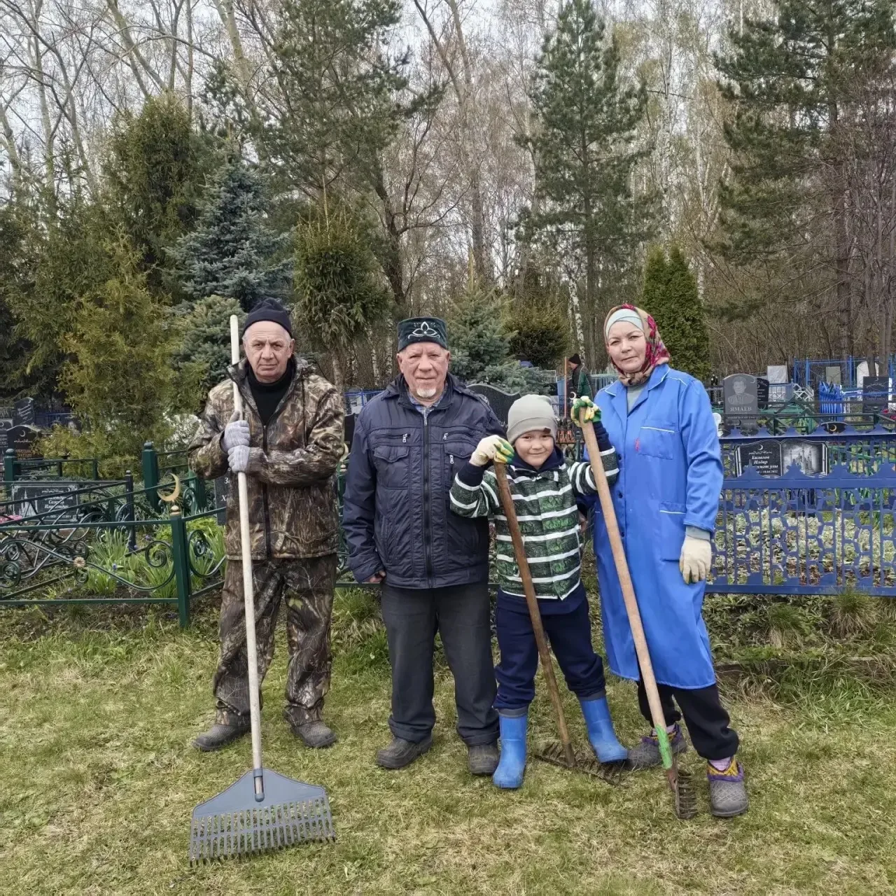«Мы за чистое село!»  В рамках санитарно-экологического двухмесячника в деревне Азьмушкино прошёл ма