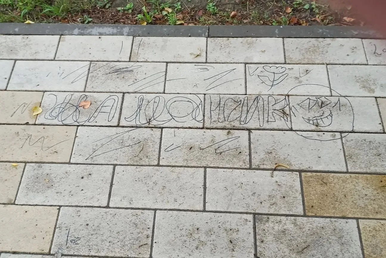 В Тверской области вандалы разрисовали мемориальный комплекс.