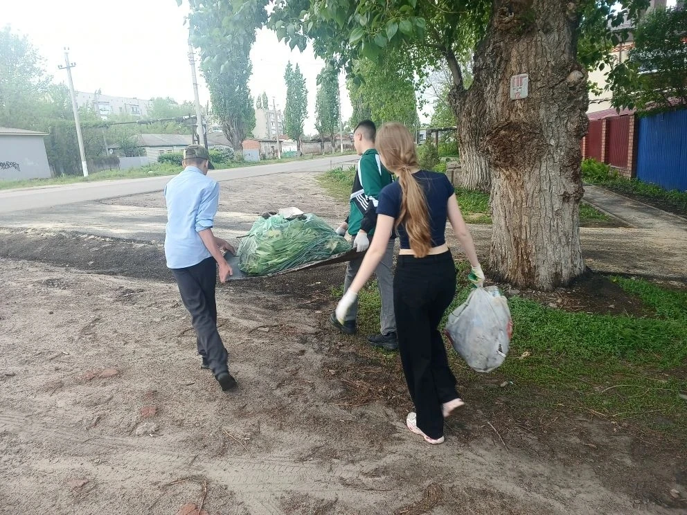 🧹Активисты волонтерского отряда "Добровольцы" школы №12 продолжают оказывать адресную  помощь пожилы