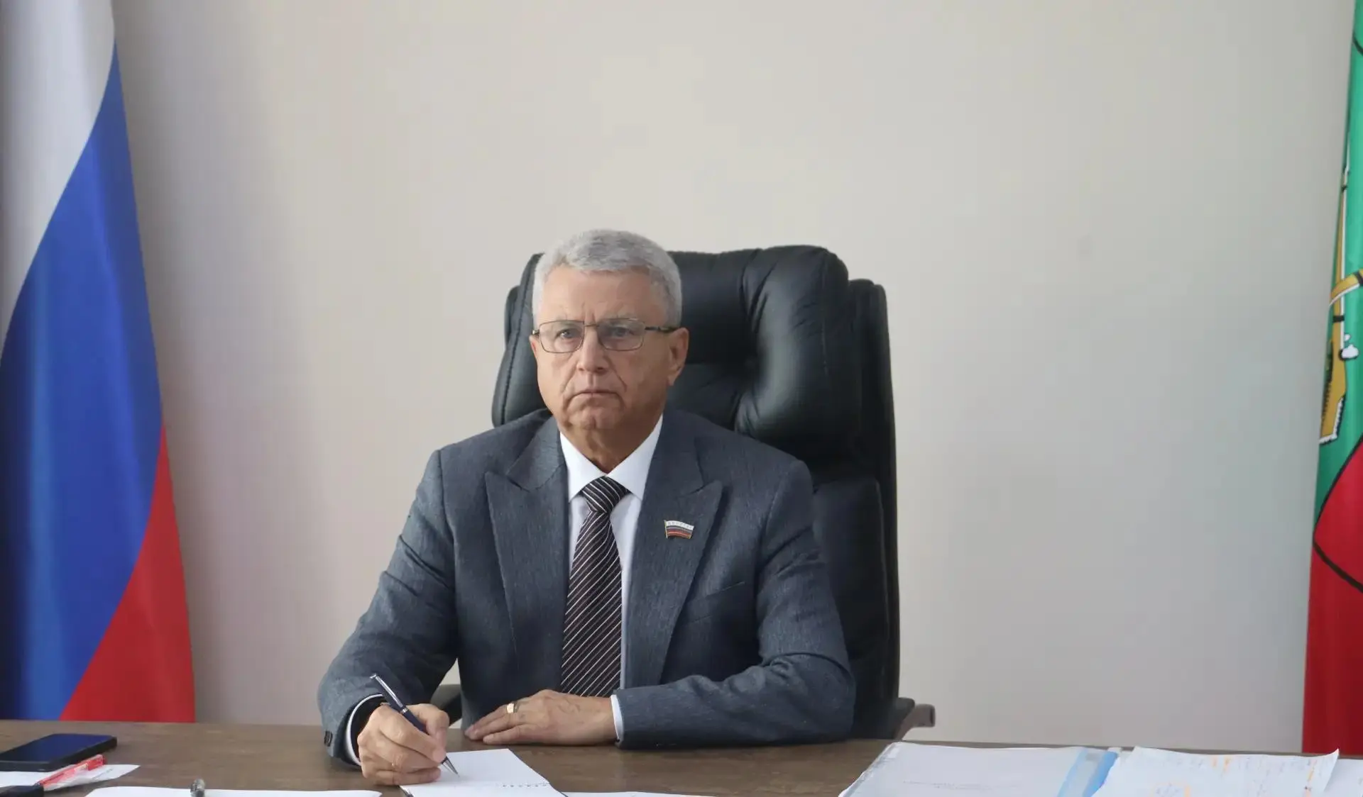 В режиме ВКС принял участие в первом пленарном заседании Госдумы девятого созыва.